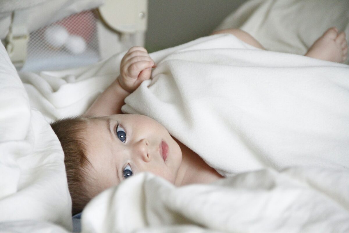 un bébé dans son lit